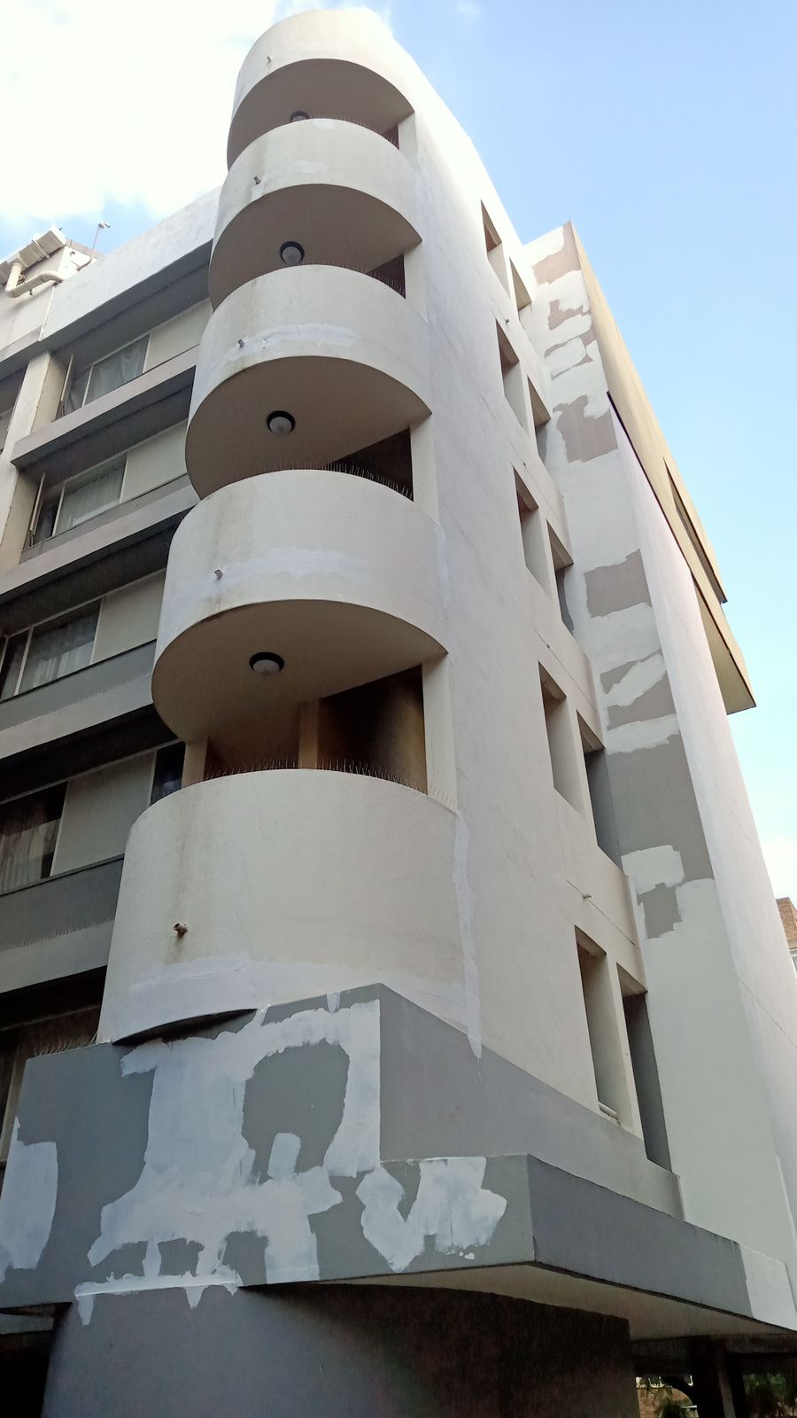Rope access painters Johannesburg apartment cylindrical tower before painting