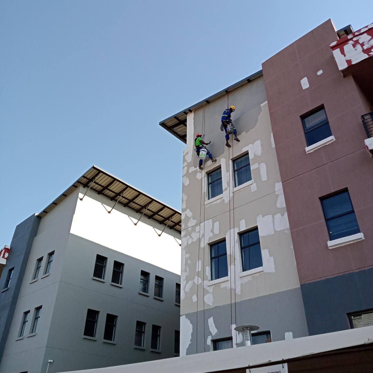 Rope access painters Sandton abseiling team active on commercial building Scotch Score Holdings